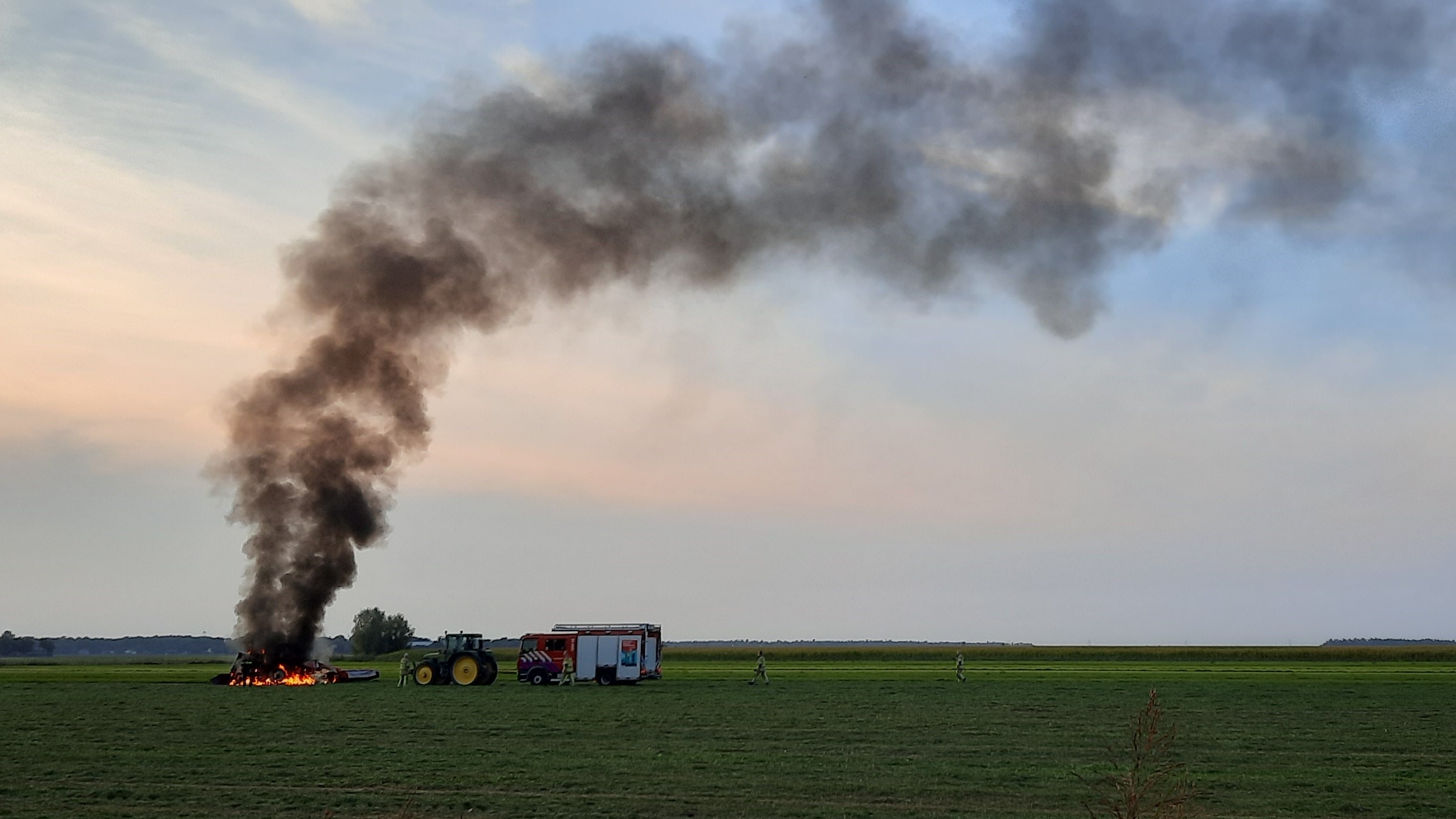 Geleerde Vestiging matras Omroep Flevoland - Nieuws - Brandweer kan brandende trekker alleen met hulp  van boer bereiken